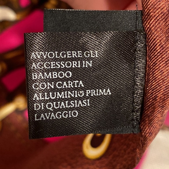 GUCCI SILK BANDANNA SCARF 🧣 MADE IN ITALY TRIANGULAR WITH HORSBIT BUCKLE - Picture 6 of 16